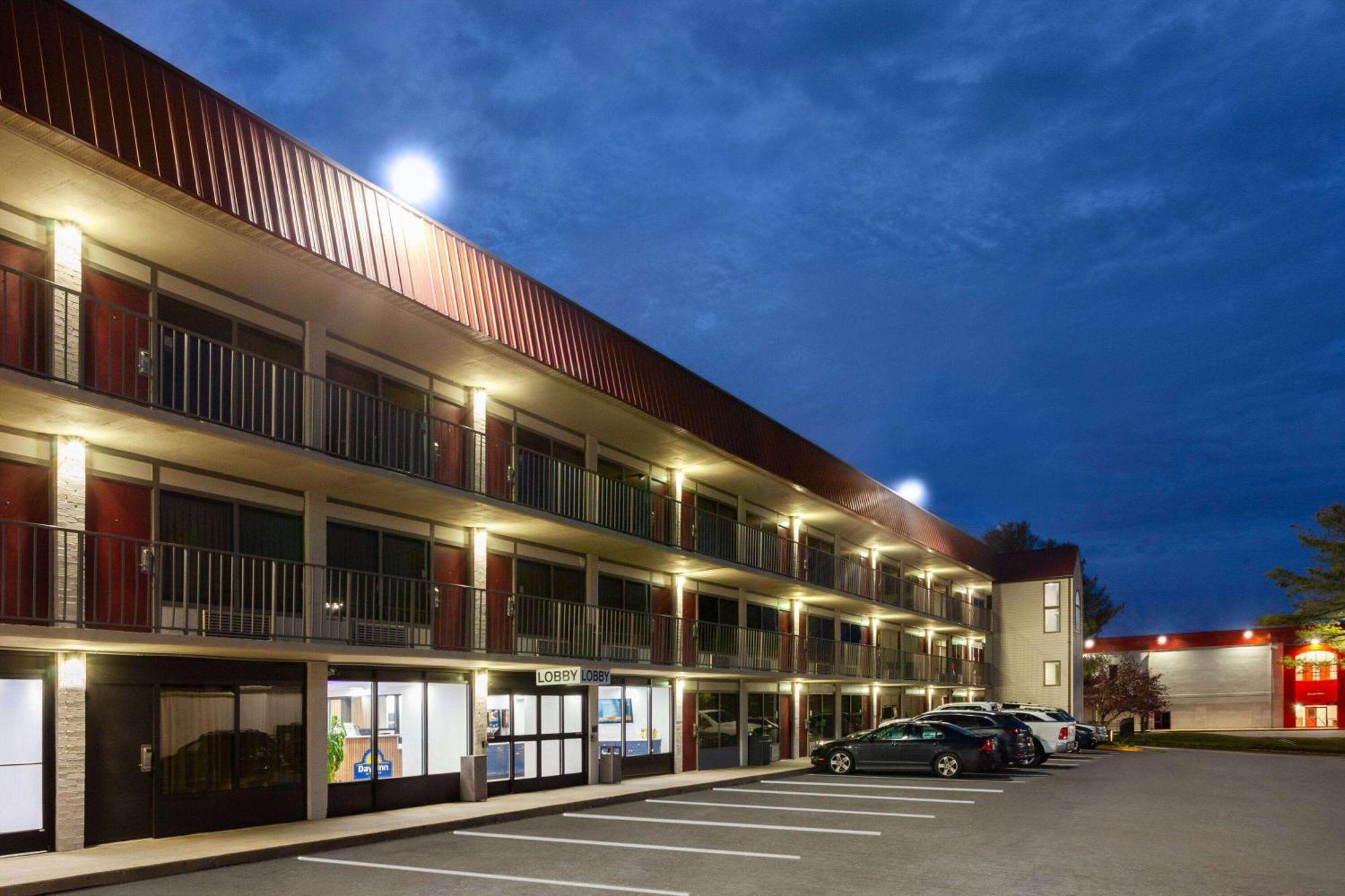 Super 8 By Wyndham Baltimore Northwest Windsor Mill Exteriör bild
