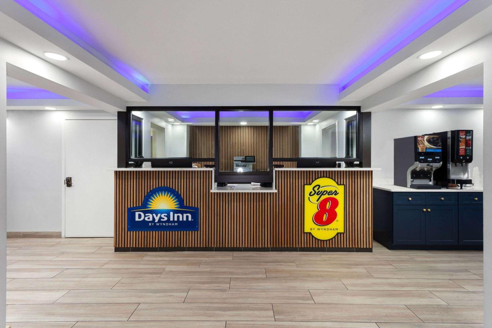 Super 8 By Wyndham Baltimore Northwest Hotell Exteriör bild