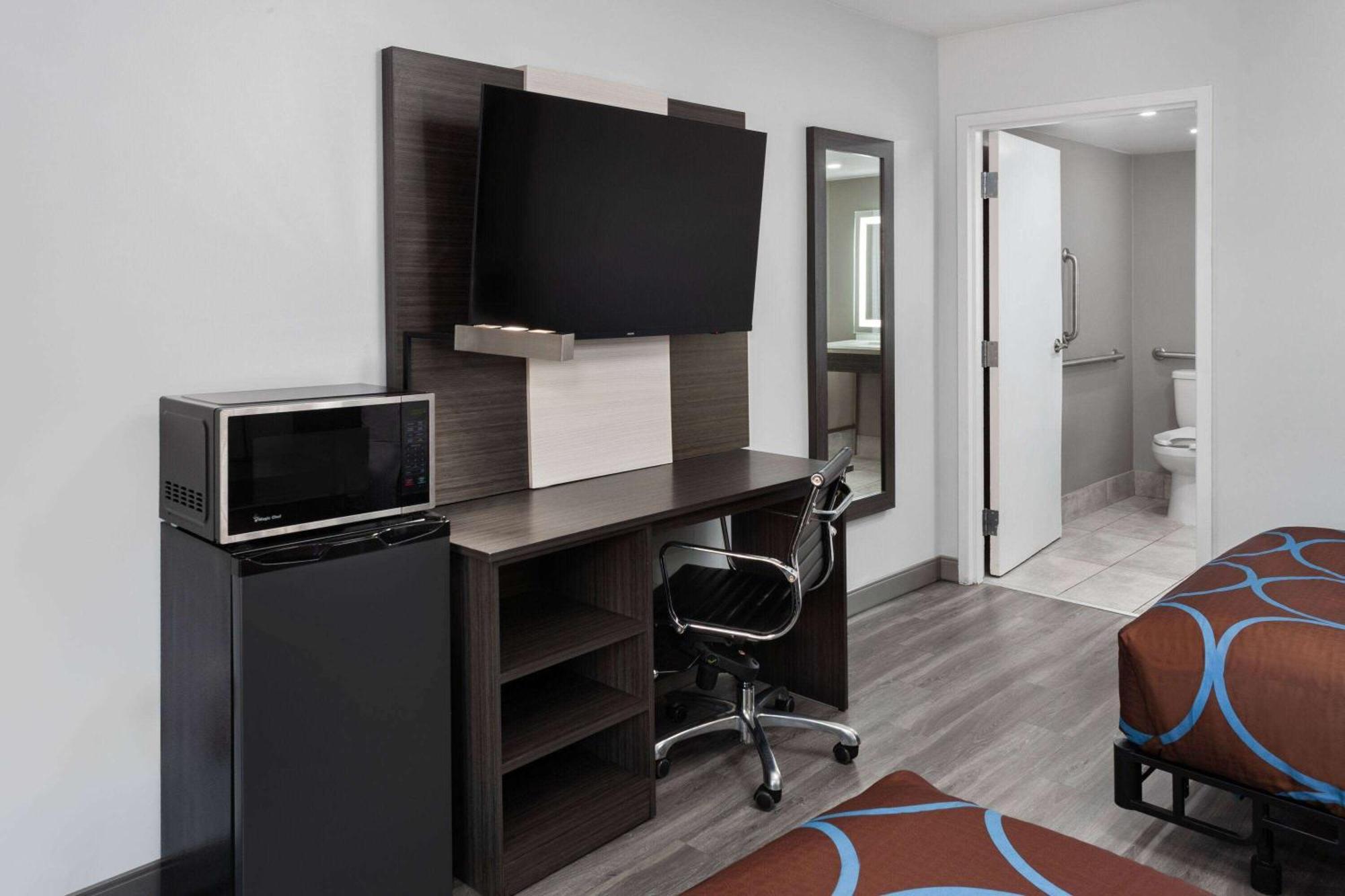 Super 8 By Wyndham Baltimore Northwest Windsor Mill Exteriör bild